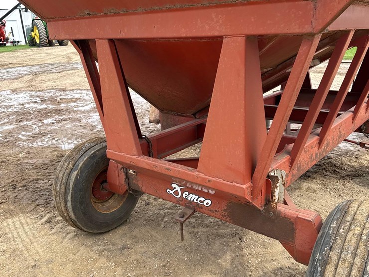 demco-325bu-gravity-wagon-image-13