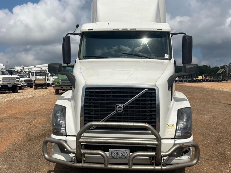 2016-volvo-vnl64t630-image-5