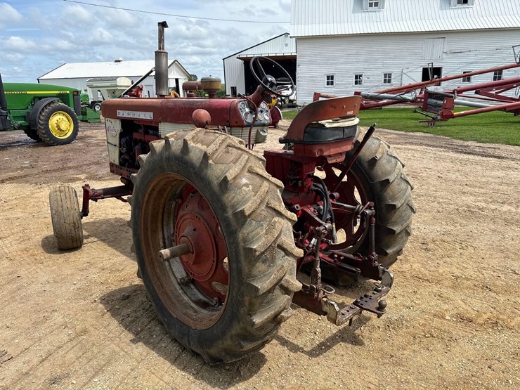 internationa-560-diesel-tractor-image-3