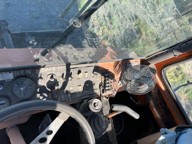 1977-tucker-2740bre-sno-cat-image-15
