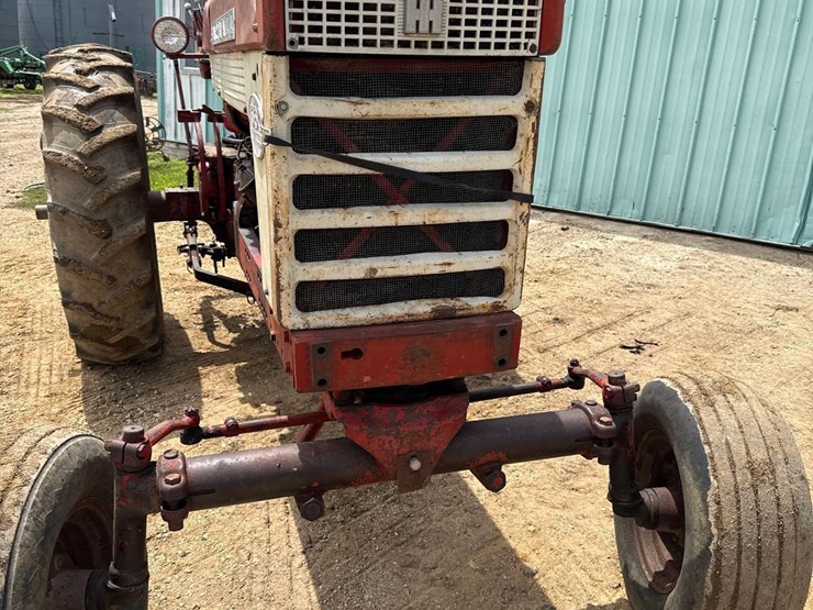 internationa-560-diesel-tractor-image-16