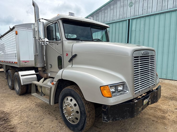 2000-freightliner-fld112-image-1