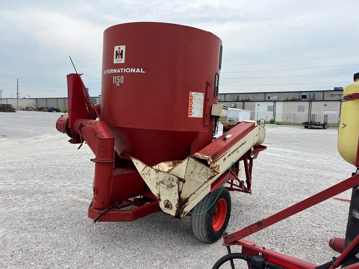 #204793-•-case-ih-1150-feed-grinder-image-6