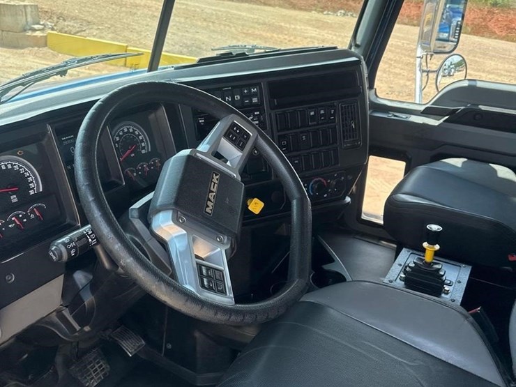 2021-mack-granite-64fr-image-27