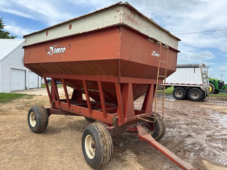 demco-325bu-gravity-wagon-image-2