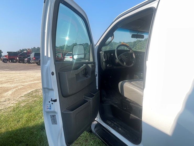 #1033-•-2023-chevy-express-van-(has-wi-salvage-title)-image-35