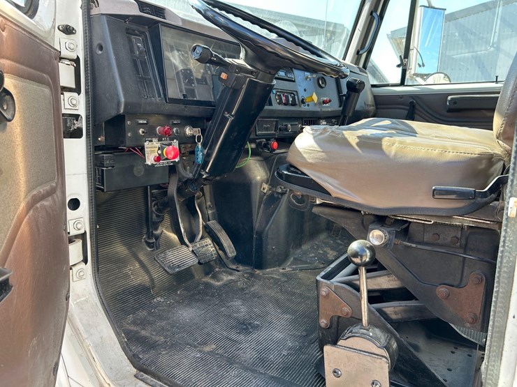 1997-ih-4900-tandem-grain-truck-image-24