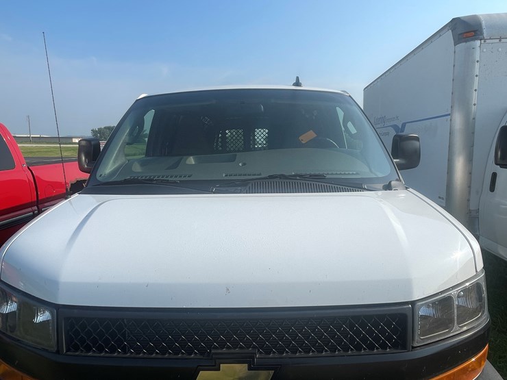#1033-•-2023-chevy-express-van-(has-wi-salvage-title)-image-10