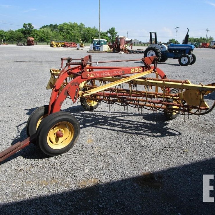 NEW HOLLAND 256