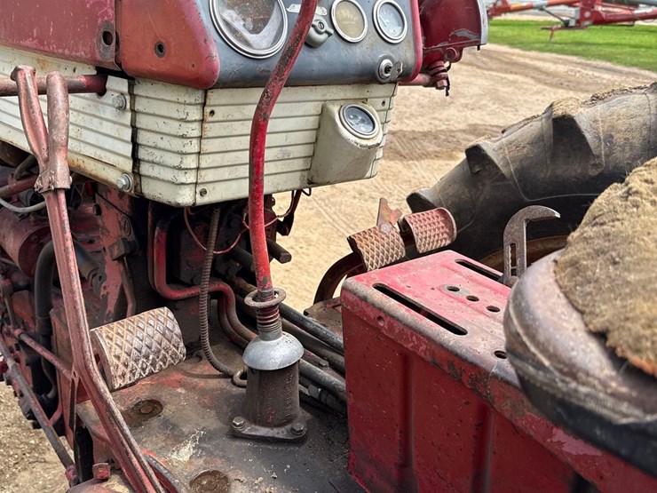 internationa-560-diesel-tractor-image-27