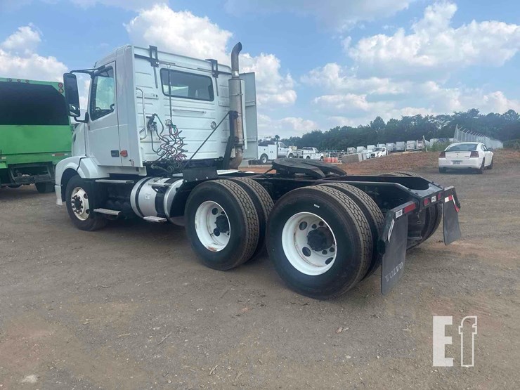 2008-volvo-vnl64t300-image-26