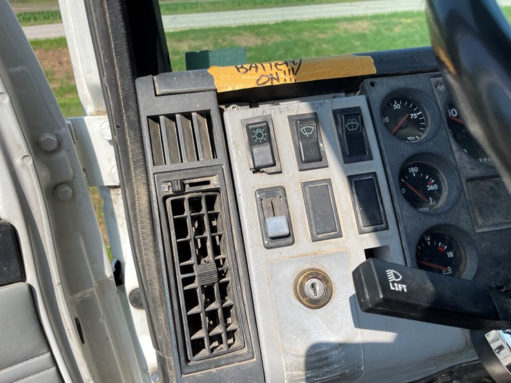 #1013-•-1992-freightliner-cummins-(has-mn-title)-image-88