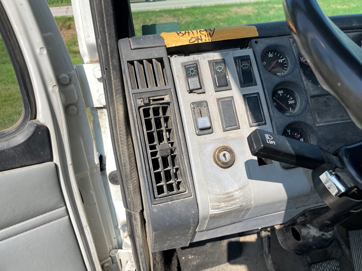 #1013-•-1992-freightliner-cummins-(has-mn-title)-image-86