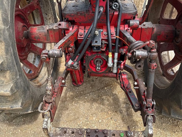 internationa-560-diesel-tractor-image-11