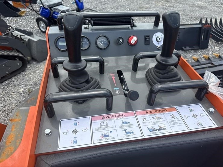 hurricane-mini-skid-steer-loader-image-5