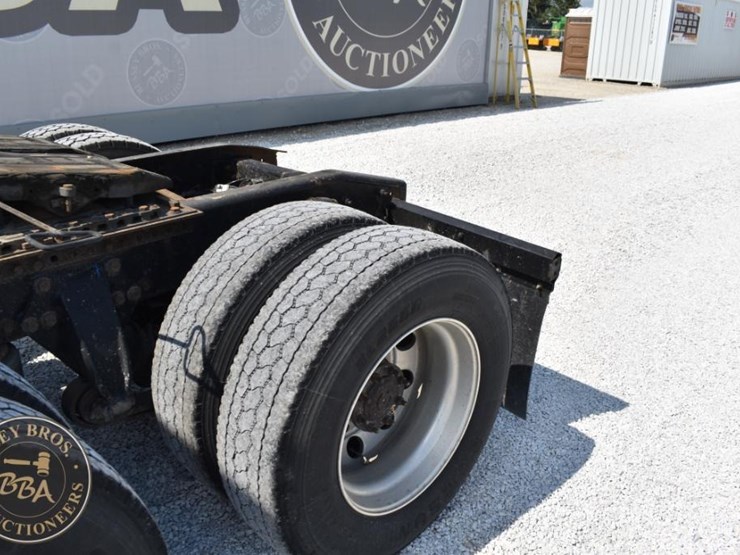 2003-freightliner-columbia-120-image-28