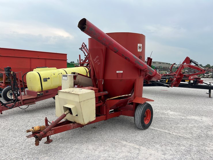 #204793-•-case-ih-1150-feed-grinder-image-1