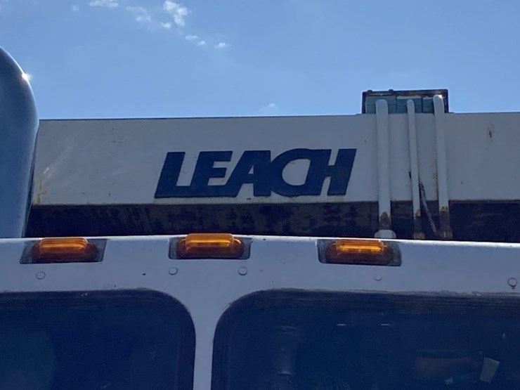 2002-peterbilt-320-image-10
