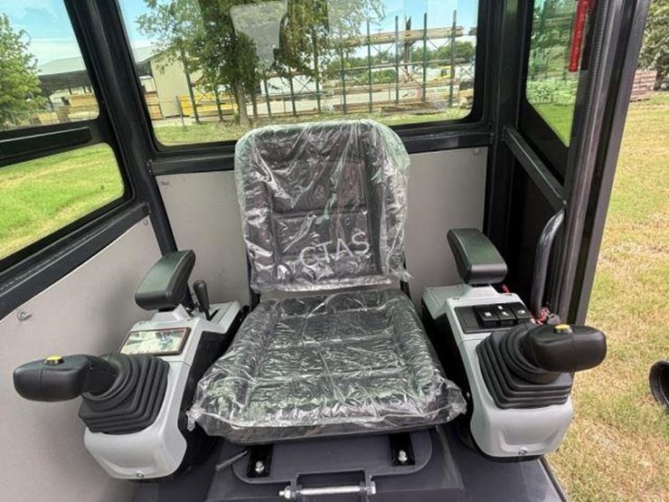 #113-•-cfg-industrial-excavator-w/-enclosed-cab-image-7
