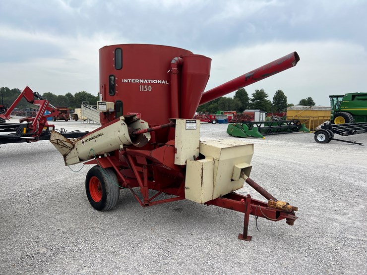 #204793-•-case-ih-1150-feed-grinder-image-10
