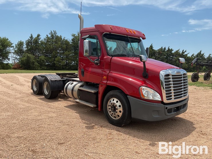 2014-freightliner-cascadia-125-image-3