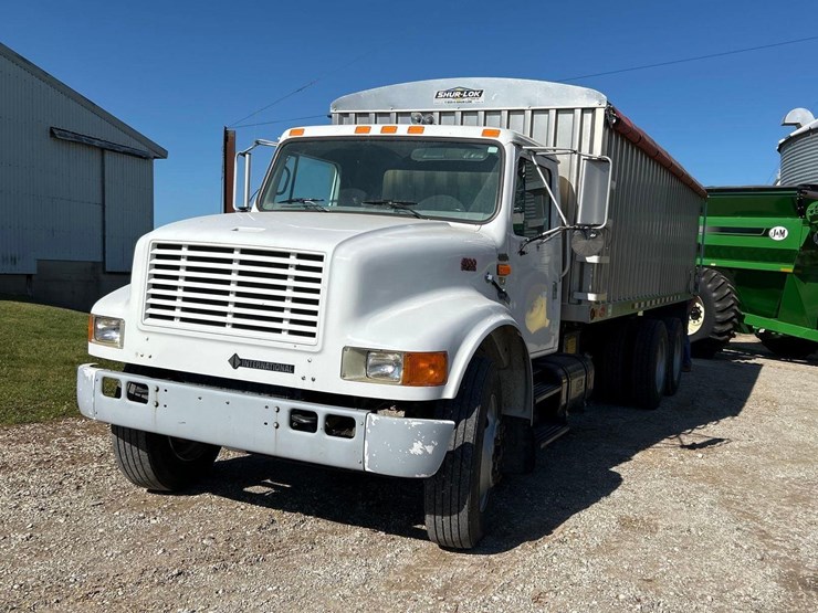 1997-ih-4900-tandem-grain-truck-image-1