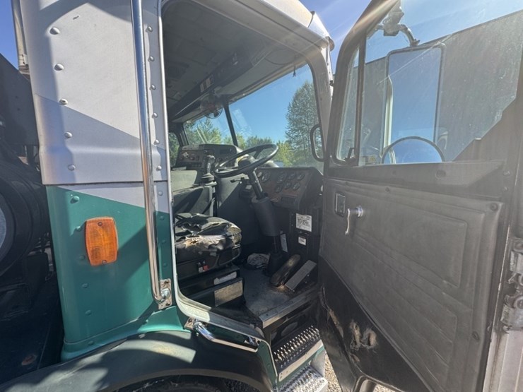 2007-peterbilt-320-image-23