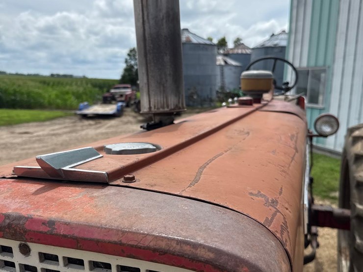 internationa-560-diesel-tractor-image-30