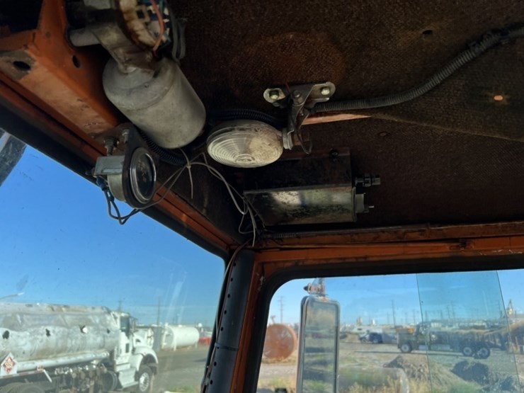 1977-tucker-2740bre-sno-cat-image-16