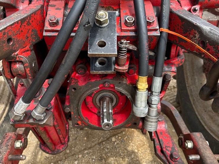 internationa-560-diesel-tractor-image-12