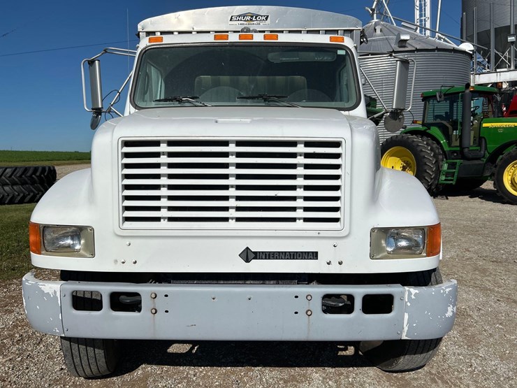1997-ih-4900-tandem-grain-truck-image-2