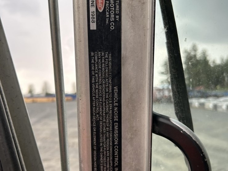 1988-peterbilt-320-image-13