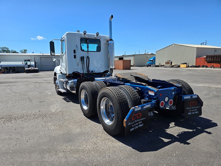 2020-freightliner-columbia-120-image-23