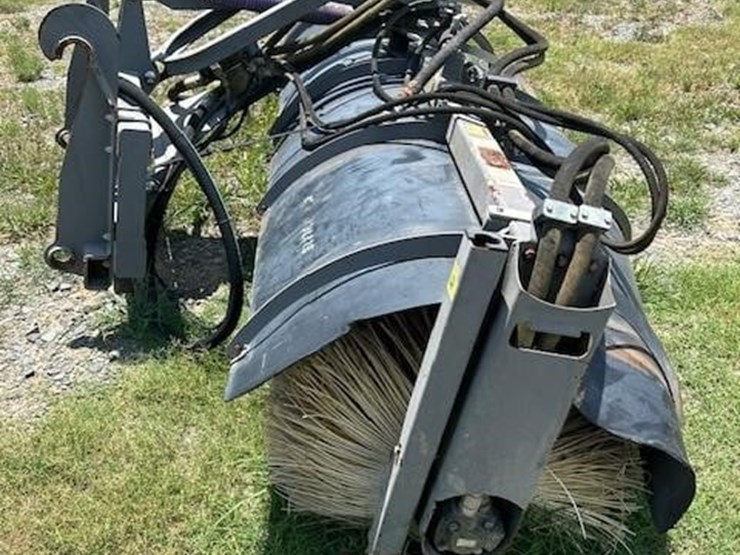 holms-12'-broom-image-2
