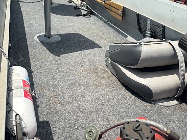 15-foot-fishing-boat-with-mercury-9.9-horse-motor-image-21