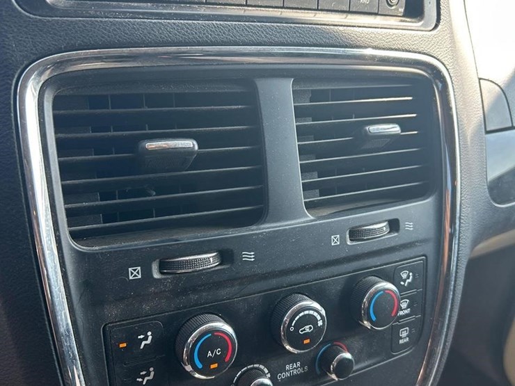 2013-dodge-grand-caravan-image-26