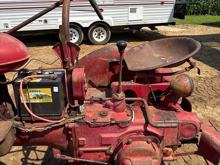 farmall-b-tractor-image-12