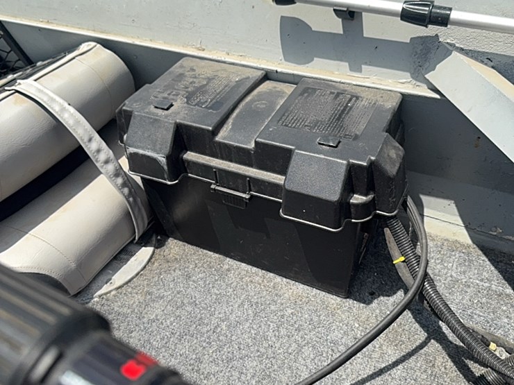 15-foot-fishing-boat-with-mercury-9.9-horse-motor-image-20