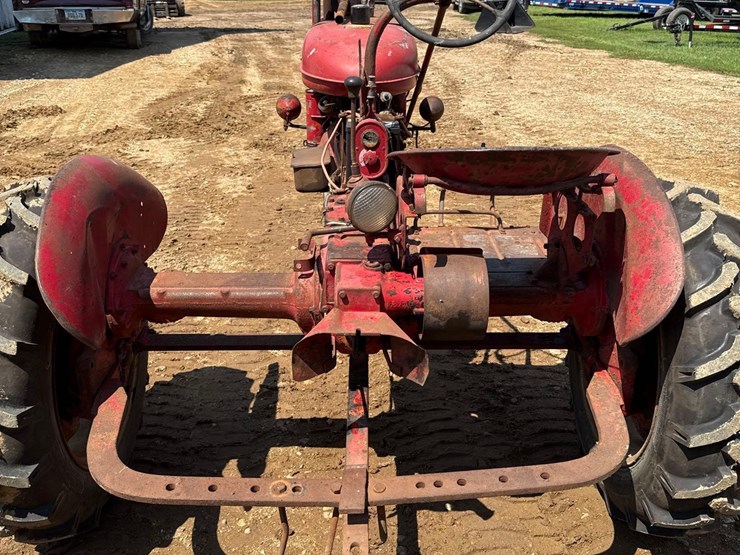 farmall-b-tractor-image-4