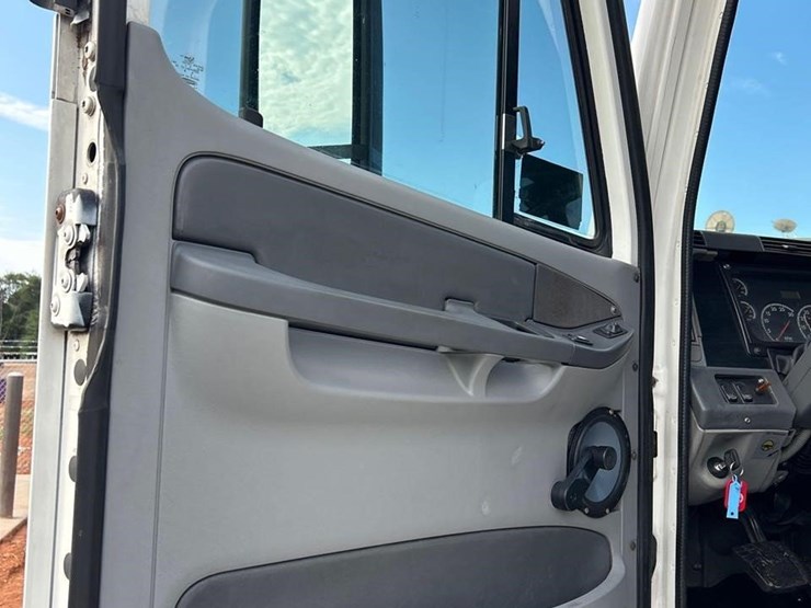 2005-freightliner-columbia-120-image-42
