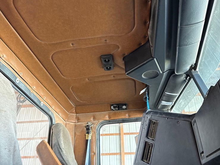 2000-freightliner-fld112-image-59
