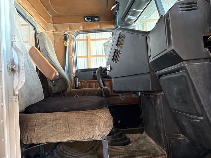 2000-freightliner-fld112-image-58
