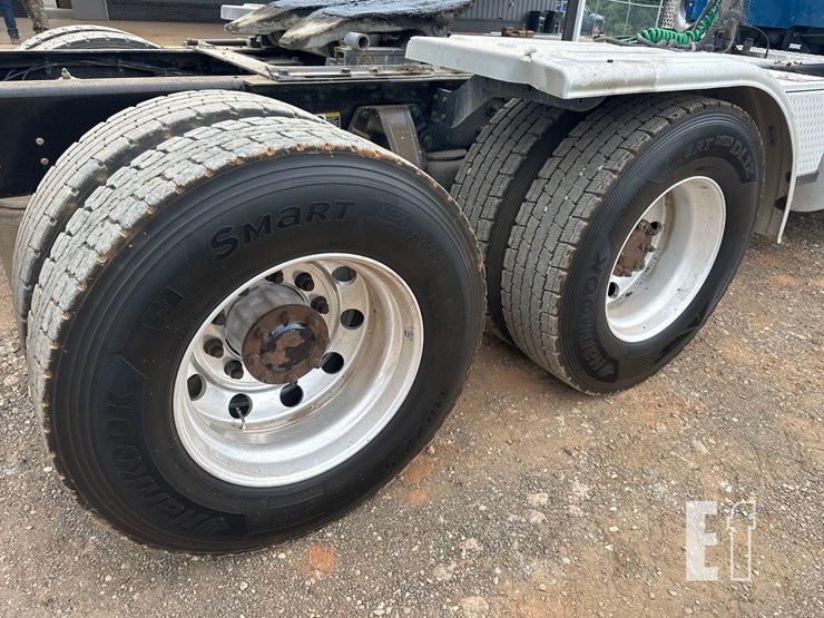 2015-kenworth-t880-image-17