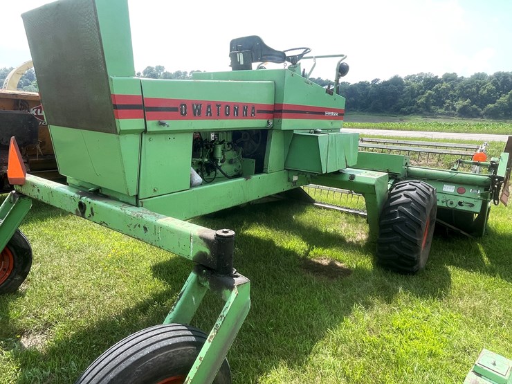 #1061-•-owatonna-260-swather-with-conditioner-image-32