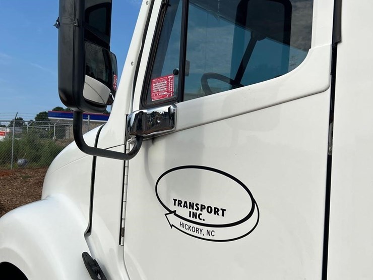2005-freightliner-columbia-120-image-10