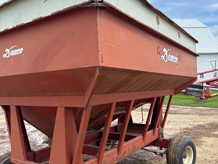 demco-325bu-gravity-wagon-image-12