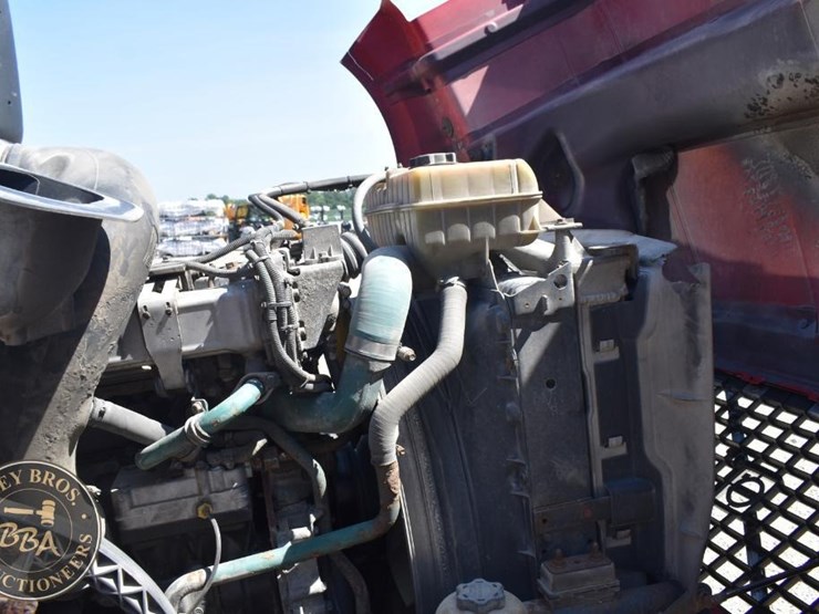 2005-volvo-vnl64t670-image-38