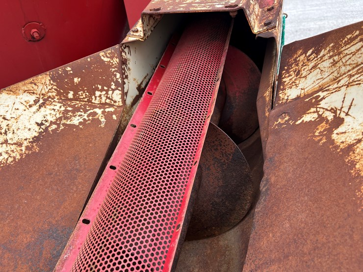 #204793-•-case-ih-1150-feed-grinder-image-7