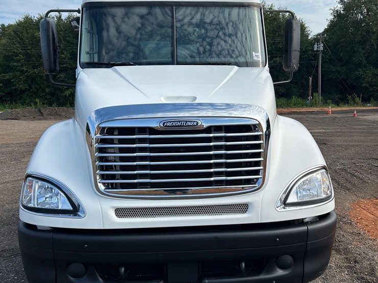 2005-freightliner-columbia-120-image-5