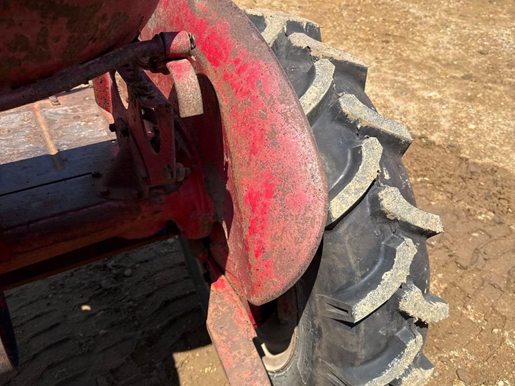 farmall-b-tractor-image-8